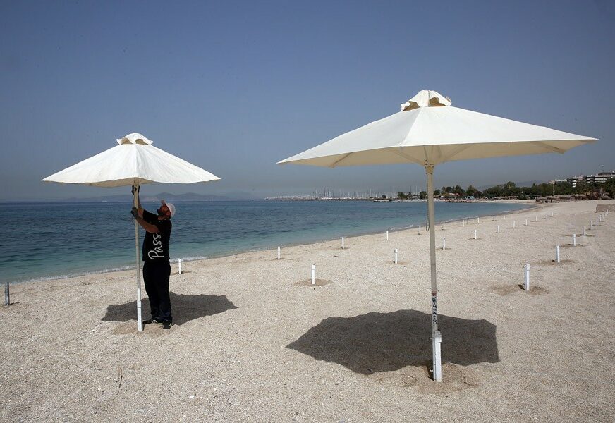 TURISTI MOGU DA ODAHNU U Grčkoj na plažama dozvoljena prodaja hrane i pića, pa čak i ALKOHOLA
