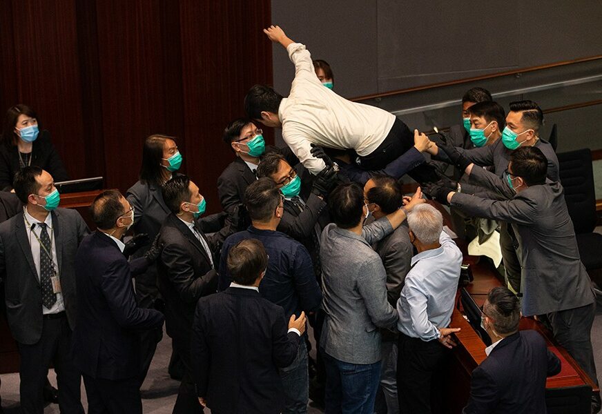 PONOVO RADILE PESNICE Tuča u parlamentu u Hong Kongu, drugi put ovog mjeseca