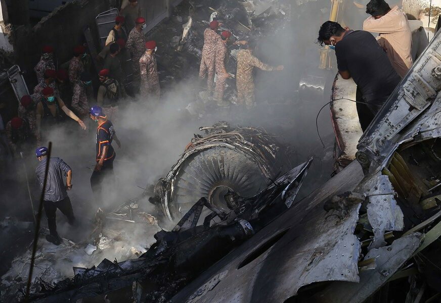 "IZGUBILI SMO MOTOR" Posljednje riječi pilota aviona koji se srušio u Pakistanu (VIDEO)