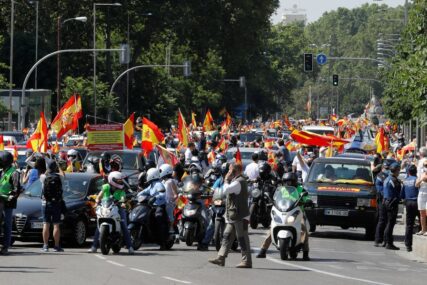 HILJADE LJUDI TRAŽI SMJENU PREMIJERA Masovni protesti u centru Madrida