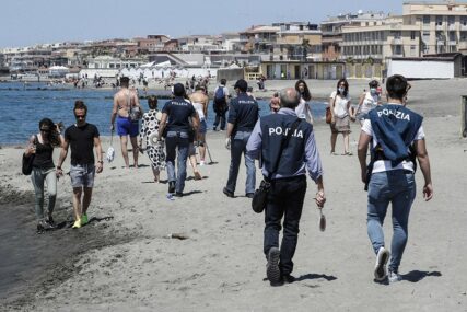 NA PLAŽE POSLIJE DVA MJESECA Italijani pohrlili na obale, policija kontroliše kupače, pljušte i KAZNE