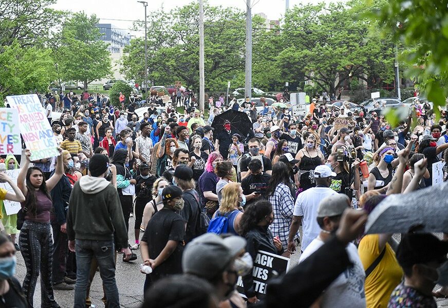 HAOS U GRADOVIMA ŠIROM SAD Demonstranti divljaju na ulicama zbog ubistva afroamerikanca (VIDEO)