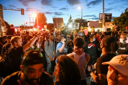 KRITIKUJU TRAMPOVE ODLUKE Čak 64 odsto Amerikanaca gaji simpatije prema ljudima koji protestuju