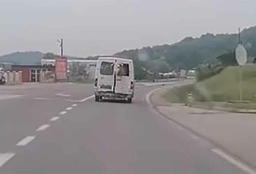 NEOBIČAN PRIZOR NA ULICI Iz kombija u pokretu ISPALA KRAVA, vozač samo nastavio dalje (VIDEO)
