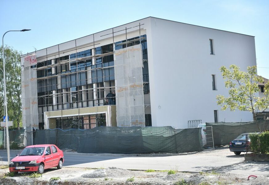 MONTIRAJU DIJELOVE FASADE U završnici gradanja policijske stanice i mjesne zajednice na Laušu