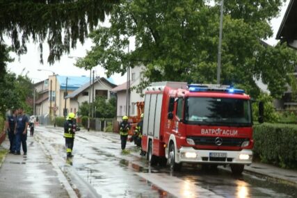 UZBUNA I ZBOG UPELJENOG POŽARNOG ALARMA Banjalučki vatrogasci intervenisali zbog jakog nevremena