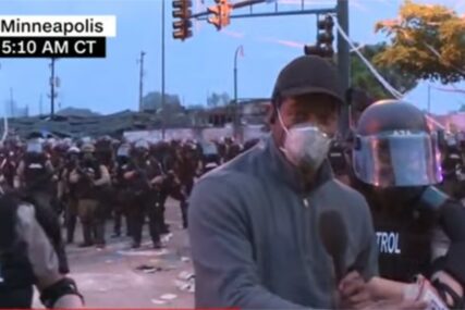 HAPŠENJE U PRENOSU Tamnoputi novinar prenosio nerede, a onda ga OPKOLILI BIJELI POLICAJCI (VIDEO)