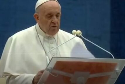 “I dalje nas sramote” Papa Franjo osudio rasizam uporedivši ga VIRUSOM KOJI VREBA