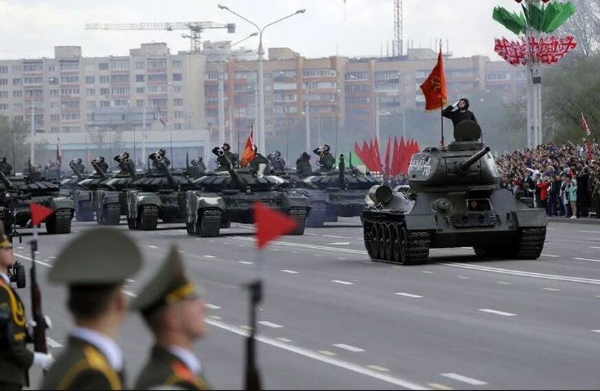 "NAŠI PRECI SU STRADALI DA BI MI ŽIVJELI" Odjekuju Lukašenkove riječi na vojnoj paradi (VIDEO, FOTO)