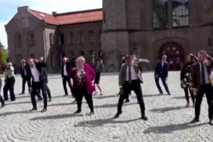 ODUŠEVILI GRAĐANE Premijerka i ministri plesali na ulici (VIDEO)