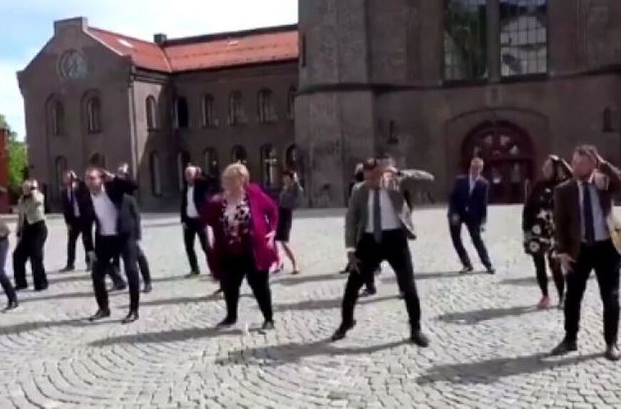 ODUŠEVILI GRAĐANE Premijerka i ministri plesali na ulici (VIDEO)