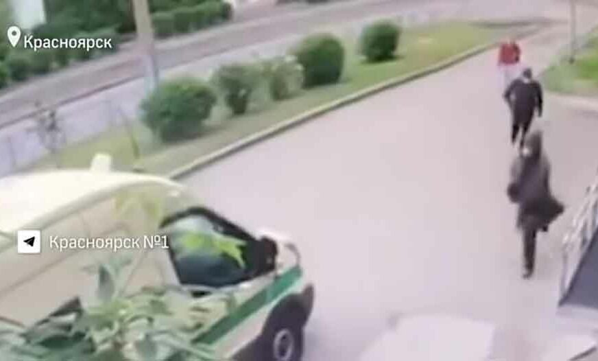 FILMSKA PLJAČKA Dva muškaraca zapucala na blindirano vozilo, POKUPILI PLIJEN i pobjegli (VIDEO)