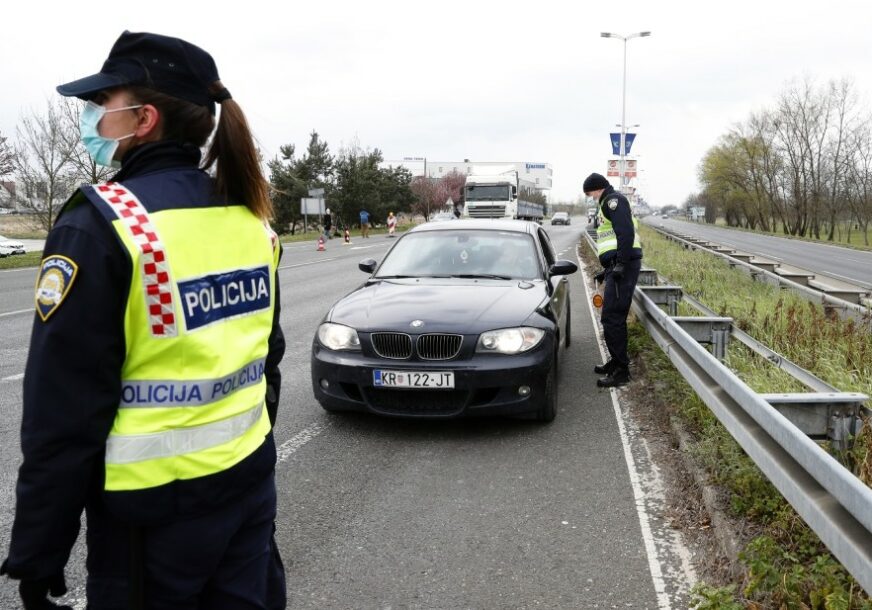 POLICIJA IMALA PUNE RUKE POSLA Probio rampu na hrvatskoj granici pa nastavio da ruši barijere