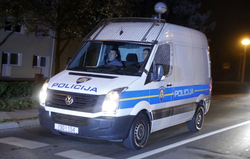 Osumnjičeni za KRIJUMČARENJE MIGRANATA iz BiH: Hrvatska policija UHAPSILA sedam osoba