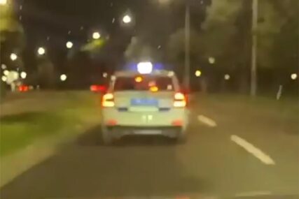 FILMSKA POTJERA Policija sa rotacijom ga je jurila, ali je ovaj vozač imao DRUGE PLANOVE (VIDEO)