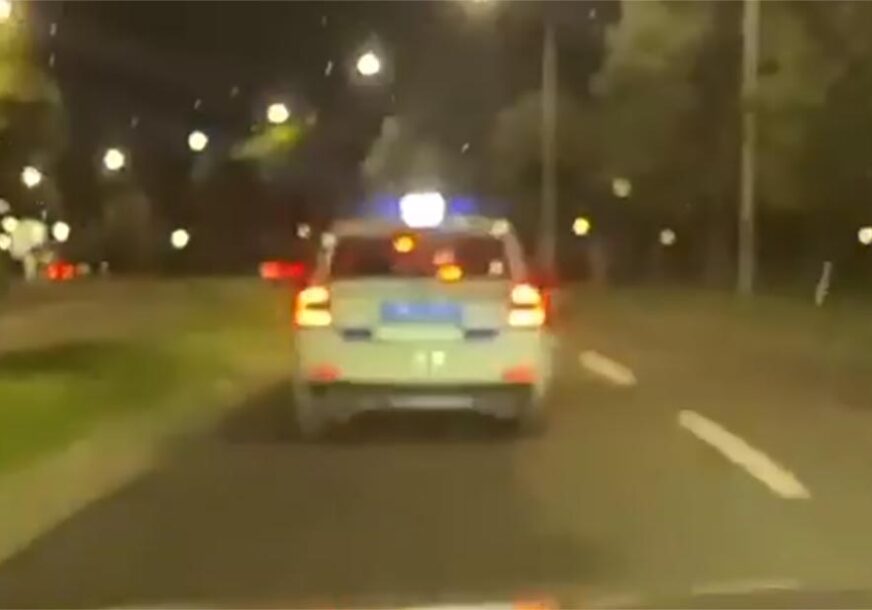 FILMSKA POTJERA Policija sa rotacijom ga je jurila, ali je ovaj vozač imao DRUGE PLANOVE (VIDEO)
