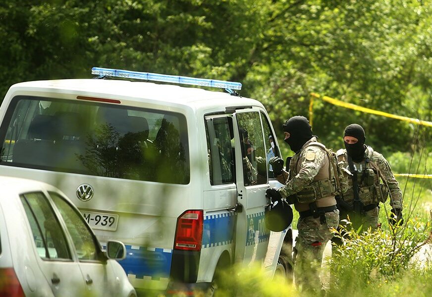 (FOTO) Policijska akcija u Tesliću: Pronađena i oduzeta ogromna količina oružja