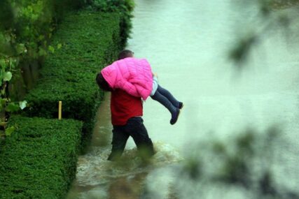 OBILNE KIŠE NAPRAVILE HAOS U poplavama poginuo muškarac, starica (74) NESTALA U BUJICI