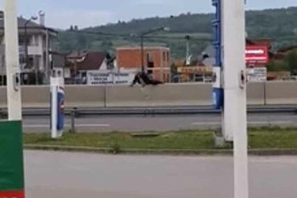 ŠOKIRAO VOZAČE, ALI I PROLAZNIKE Muškarac preskače bankinu kako bi prešao brzu cestu (VIDEO)