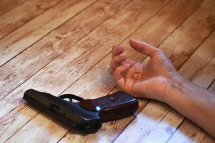 SAMOUBISTVO U DRVARU Sedamdestdvogodišnjak pucnjem iz pištolja PRESUDIO SEBI