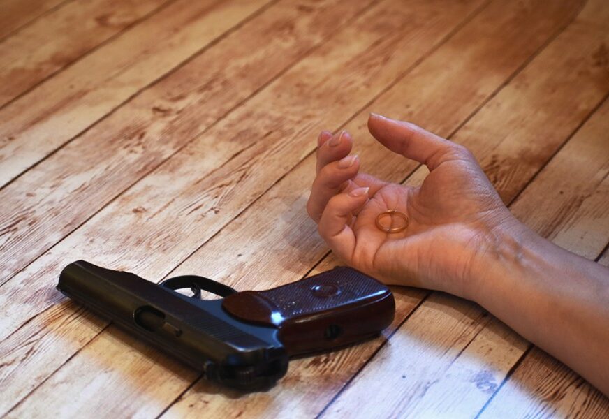 SAMOUBISTVO U DRVARU Sedamdestdvogodišnjak pucnjem iz pištolja PRESUDIO SEBI