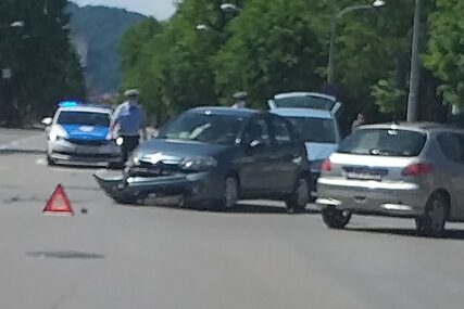 UDES U BANJALUCI Sudar tri automobila kod zgrade Vlade RS