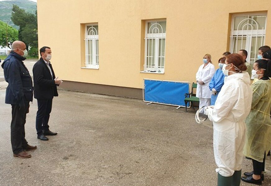 UMJESTO SLAVE RUČAK ZARAŽENIMA Gradonačelnik Trebinja darovao obroke osobama u karantinu (FOTO)