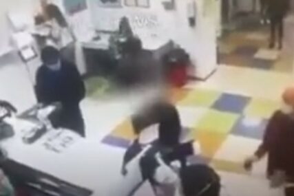 ŠOK Žena se SKINULA u pošti i umjesto maske na glavu stavila GAĆICE (VIDEO)  