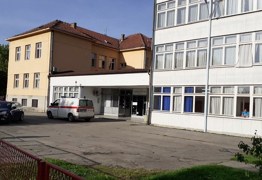 Drama u Banjaluci: Ušetao u dvorište Srednjoškolskog doma sa noževima u rukama, policija uhapsila nasilnika