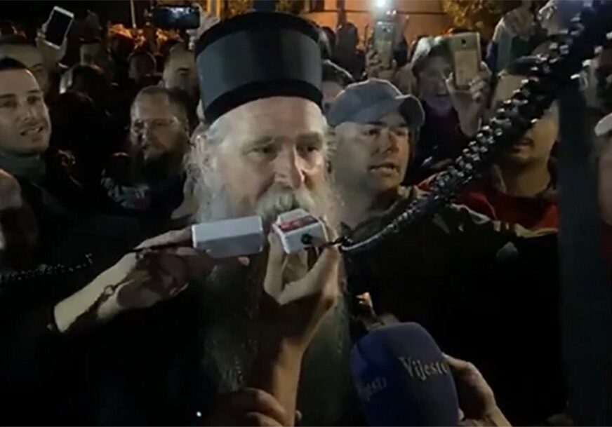 OGLASILI SE UHAPŠENI SVEŠTENICI "Pridružili smo se narodu u molitvenom hodu"