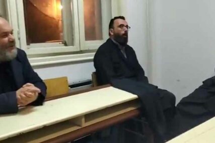 SASLUŠANI ZBOG ODBRANE SVETINJA Sveštenici pojali u policijskoj stanici u Nikšiću (VIDEO)