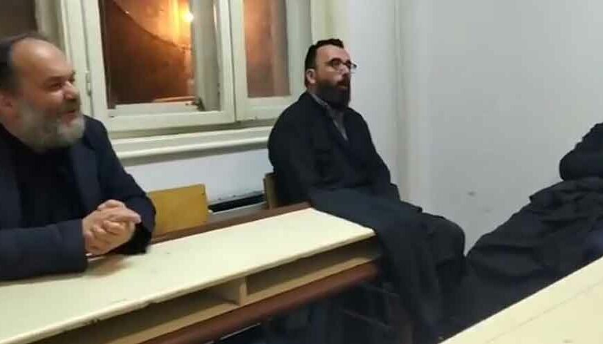 SASLUŠANI ZBOG ODBRANE SVETINJA Sveštenici pojali u policijskoj stanici u Nikšiću (VIDEO)