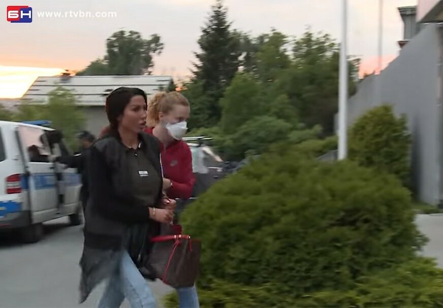 STARLETA SA LISICAMA NA RUKAMA Isplivao snimak Tijane Ajfon ispred policijske stanice (VIDEO)