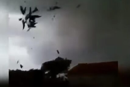 SNIMAK KOJI POKAZUJE SUROVU PRIRODU Ljudi plakali dok je tornado uništavao kuće i pravio haos (VIDEO)