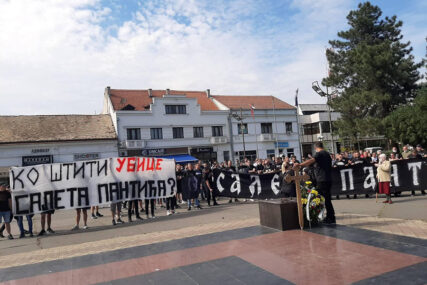 “PRAVDA ZA SALETA” Protest u Bijeljini zbog oslobađanja osumnjičenih za ubistvo Pantića (FOTO)