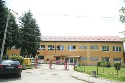 PRIJETI IM ISKLJUČENJE Nastavničko vijeće će donijeti odluku o mjerama za učenice koje su se tukle u Tehnološkoj školi u Banjaluci