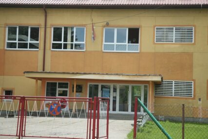 "Jedna učenica je oborila drugu i udarala ŠAKAMA U GLAVU" Tuča u Tehnološkoj školi u Banjaluci, intervenisala i Hitna pomoć