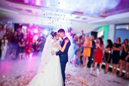 Bez grljenja i ljubljenja: Institut dao preporuke za održavanje svadbenih svečanosti u Srpskoj
