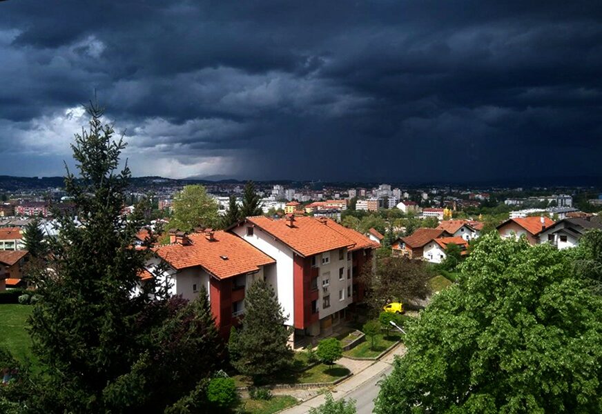 UJUTRO MOGUĆA KIŠA Sutra oblačno vrijeme sa sunčanim periodima