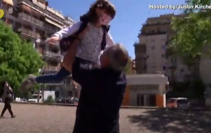 BESKRAJNA LJUBAV Nakon DVA MJESECA unuka je konačno poletjela u zagrljaj baki i deki (VIDEO)
