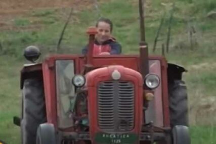 DJEVOJČICA ZA PRIMJER Sa 11 godina vozi traktor, hrani stoku i završava školske obaveze (VIDEO)