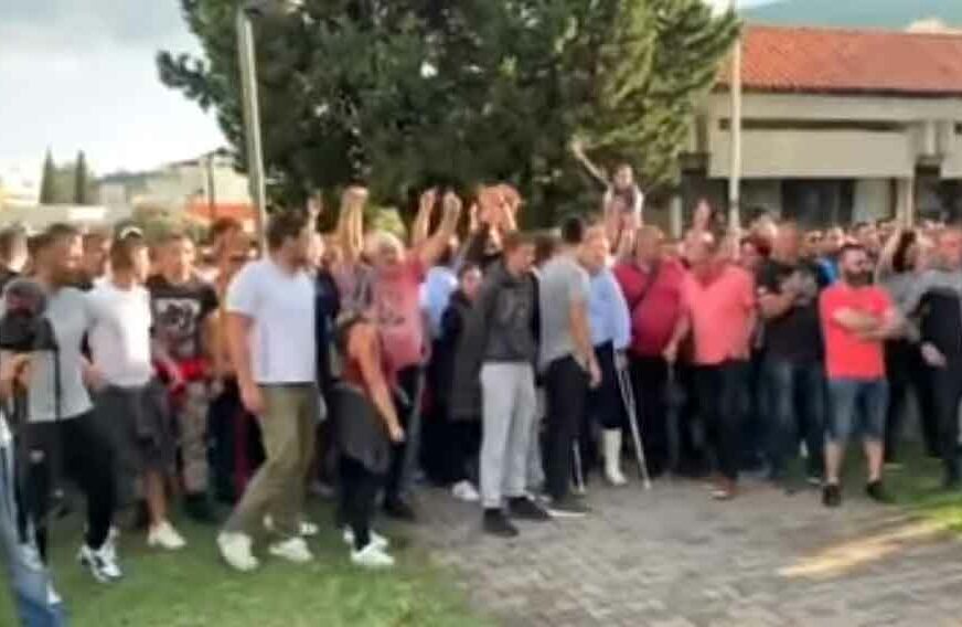“SVETINJA SE BRANITI MORA” Nove tenzije u Budvi, građani ispred stanice policije (VIDEO)