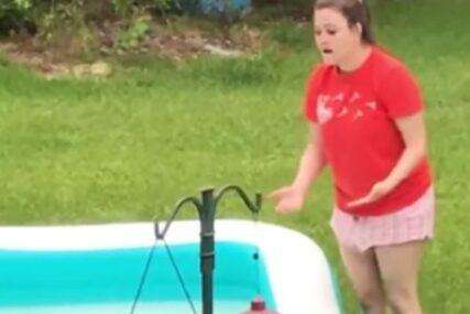 SMIJEH DO SUZA Spazila je vjevericu u bazenu, kada je pokušala da je spase počeo je ŠOU (VIDEO)