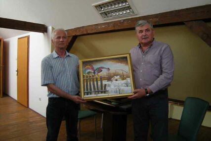 ZAHVALNI ZA PODRŠKU Udruženje ljubitelja umjetnosti poklonilo Vladi Brčko distrikta 15 slika