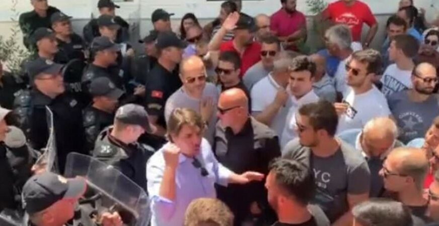 OPET TENZIJE U BUDVI Carević i Radović ponovo spriječeni da uđu u zgradu opštine