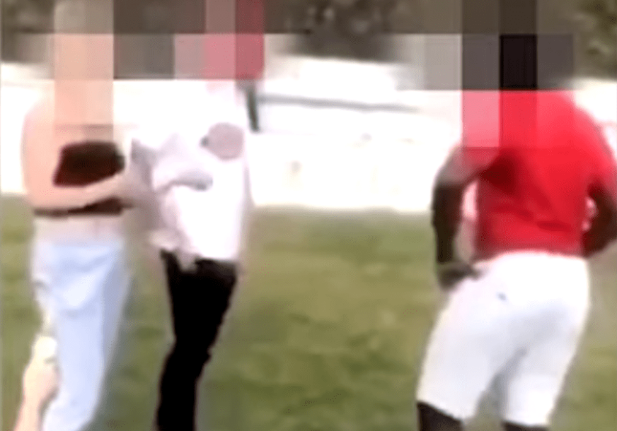 “KLEKNI I POLJUBI NAM CIPELE” Rasistički ispad tinejdžera, uhapšeni mladić i devojka (VIDEO)