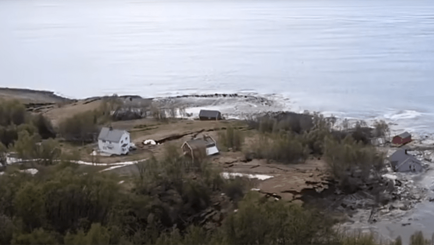 KATASTROFALNO KLIZIŠTE Ogroman komad zemlje odvukao osam kuća u more (VIDEO)