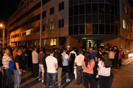 U ZNAK PODRŠKE UHAPŠENOM SVEŠTENIKU Građani protestvovali ispred policije u Podgorici