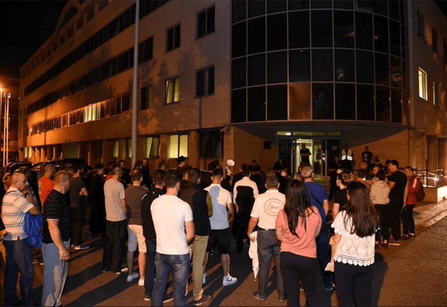 U ZNAK PODRŠKE UHAPŠENOM SVEŠTENIKU Građani protestvovali ispred policije u Podgorici