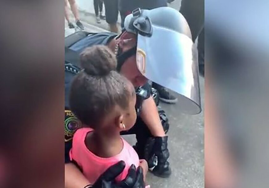 "HOĆETE LI PUCATI?" Djevojčica se plašila policije na protestu, a onda je policajac TJEŠIO (VIDEO)